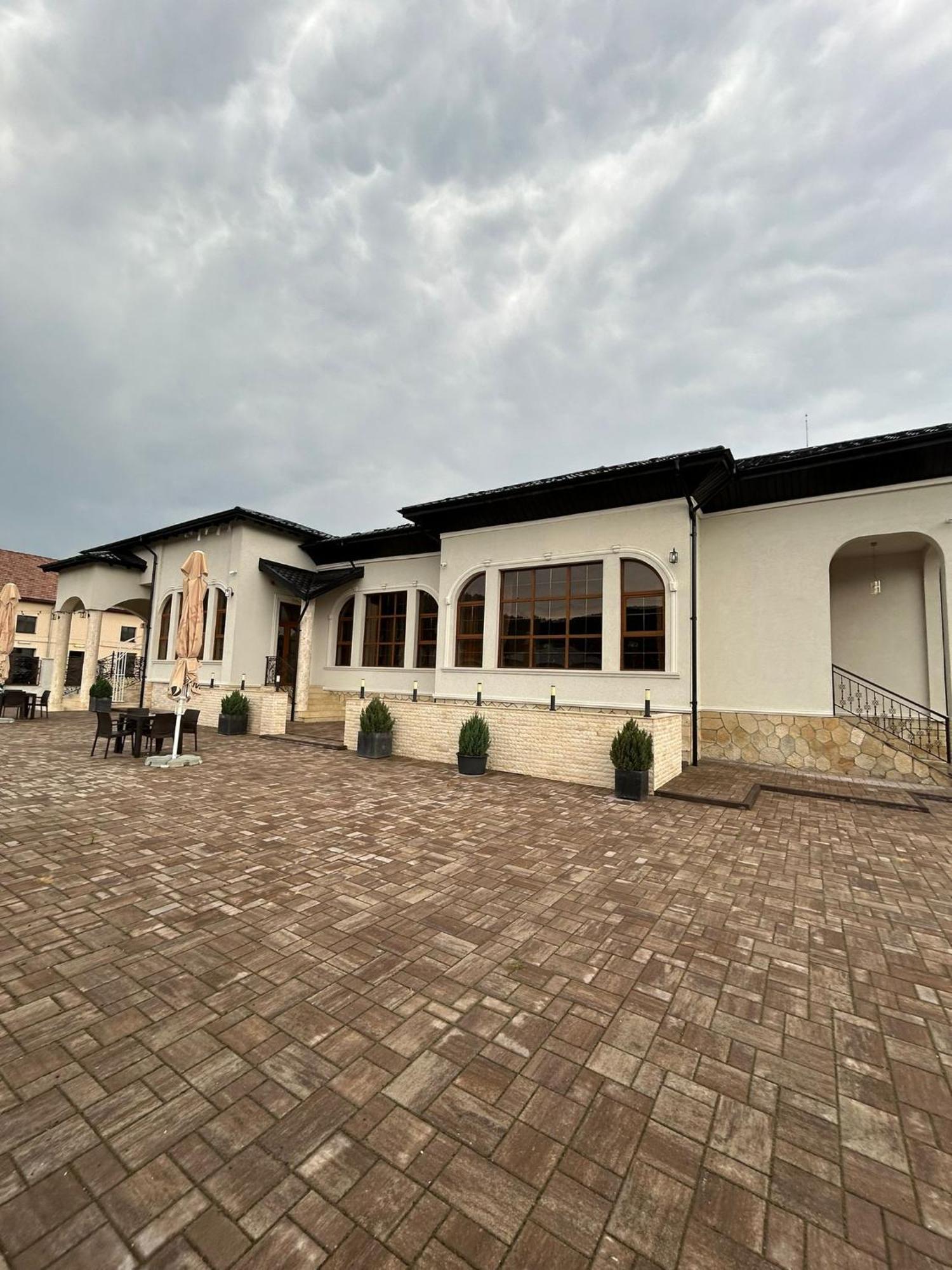 Hotel Complex Zeus Leresti Esterno foto
