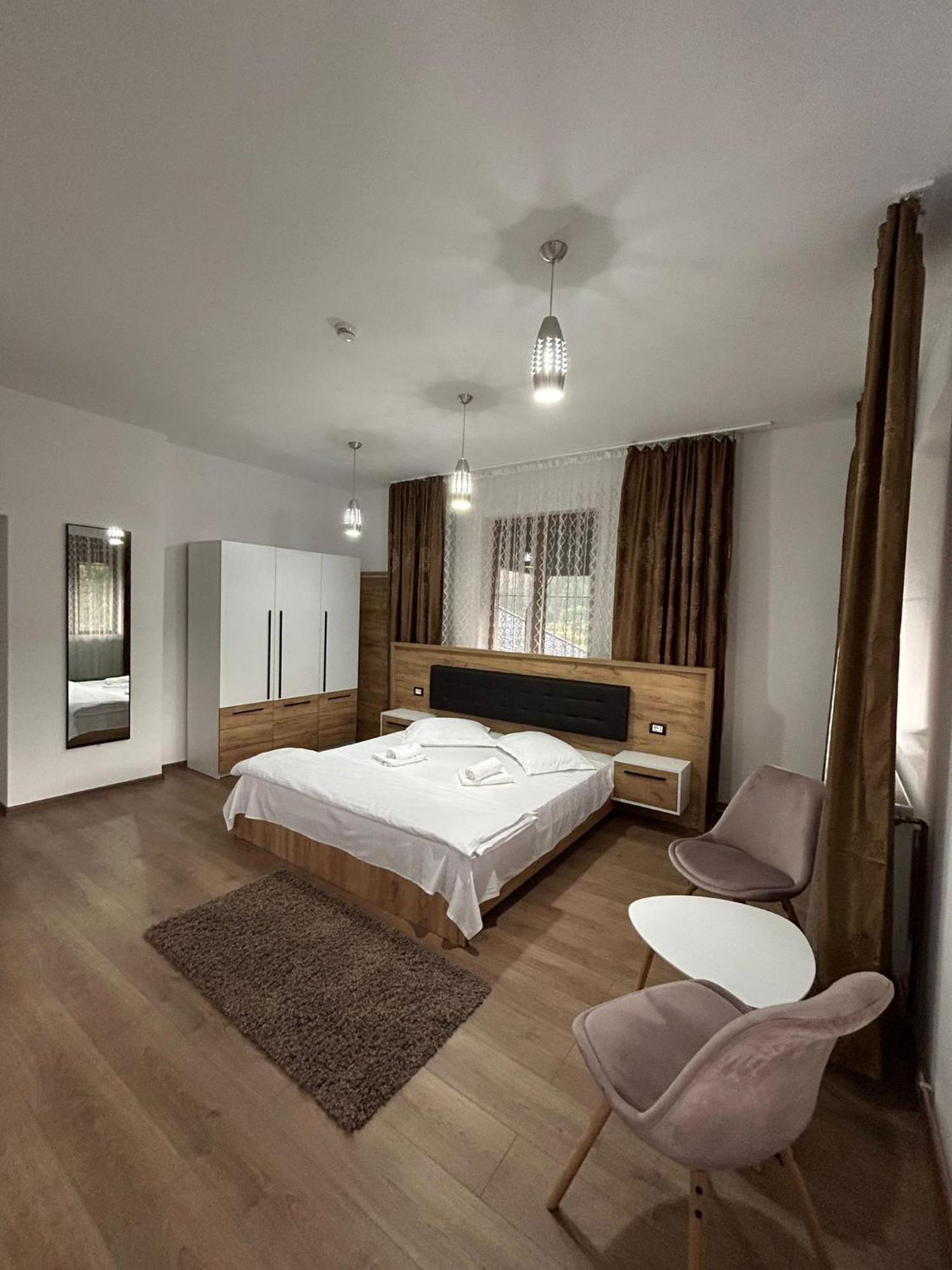 Hotel Complex Zeus Leresti Esterno foto