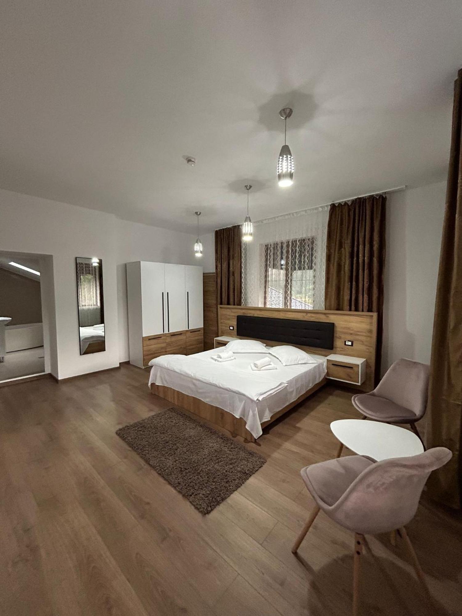Hotel Complex Zeus Leresti Esterno foto