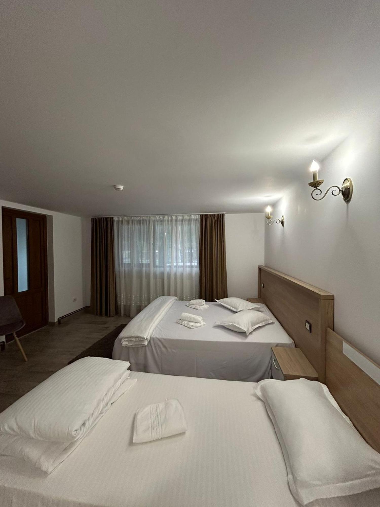 Hotel Complex Zeus Leresti Esterno foto