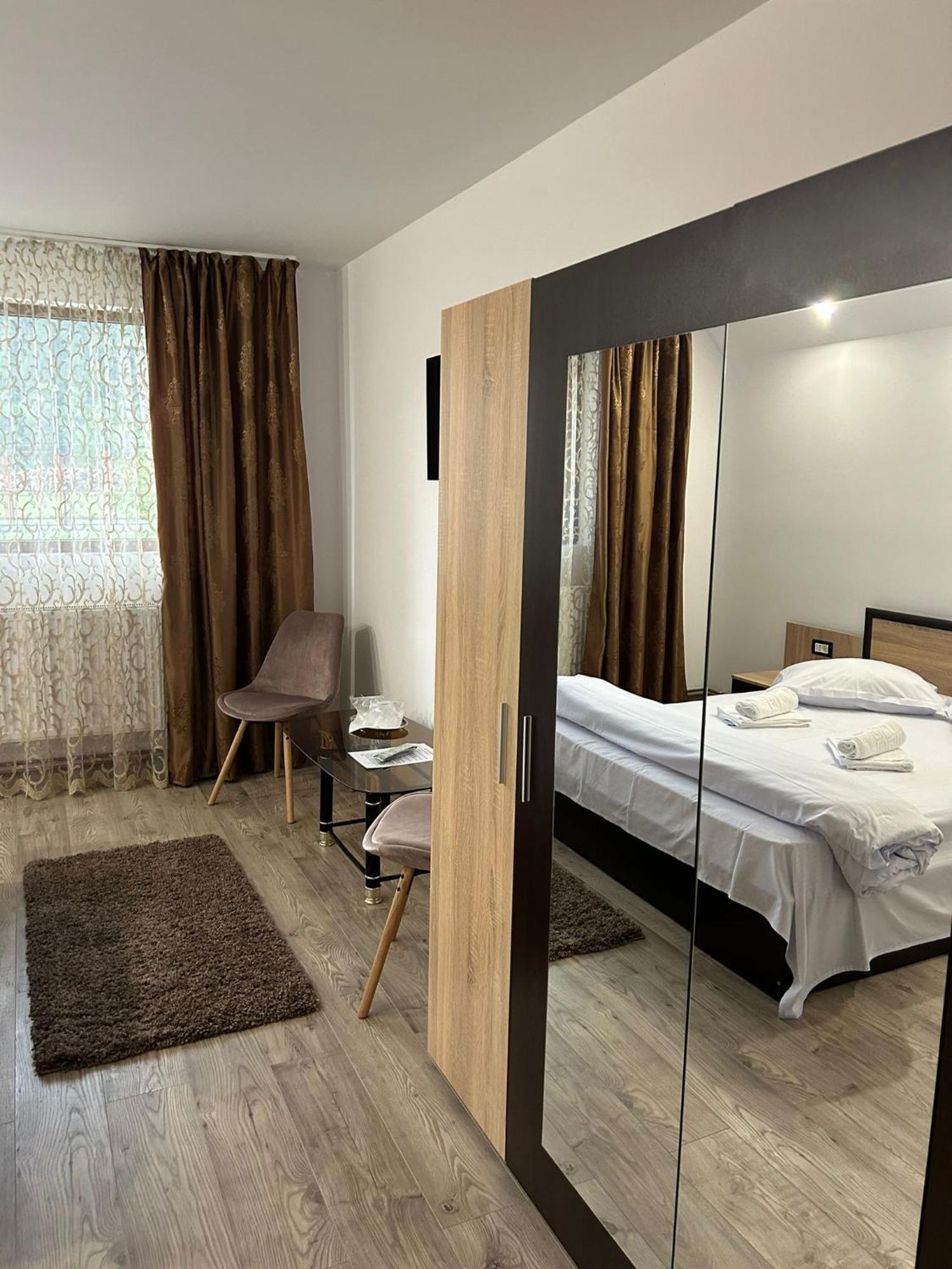 Hotel Complex Zeus Leresti Esterno foto