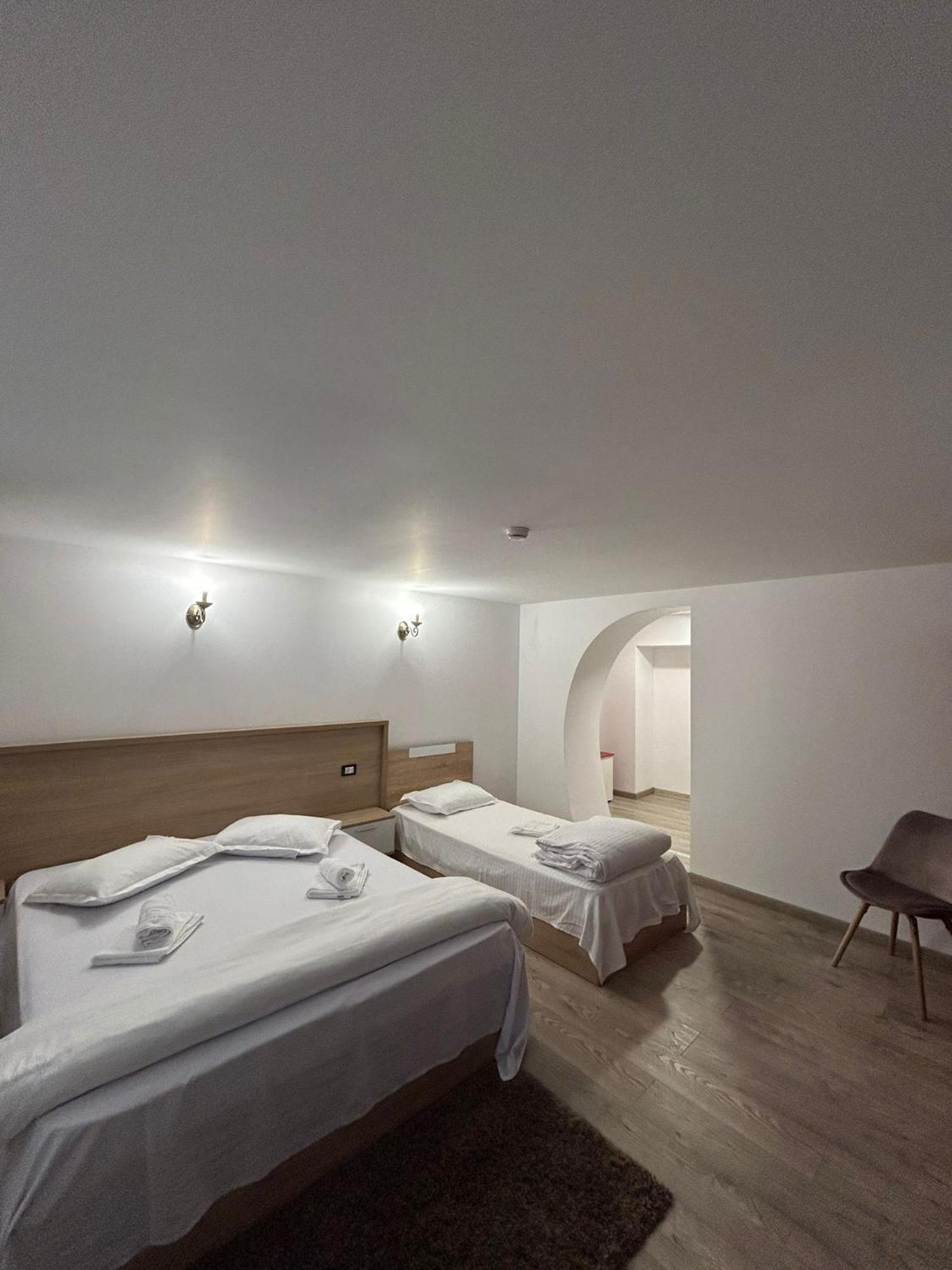 Hotel Complex Zeus Leresti Esterno foto