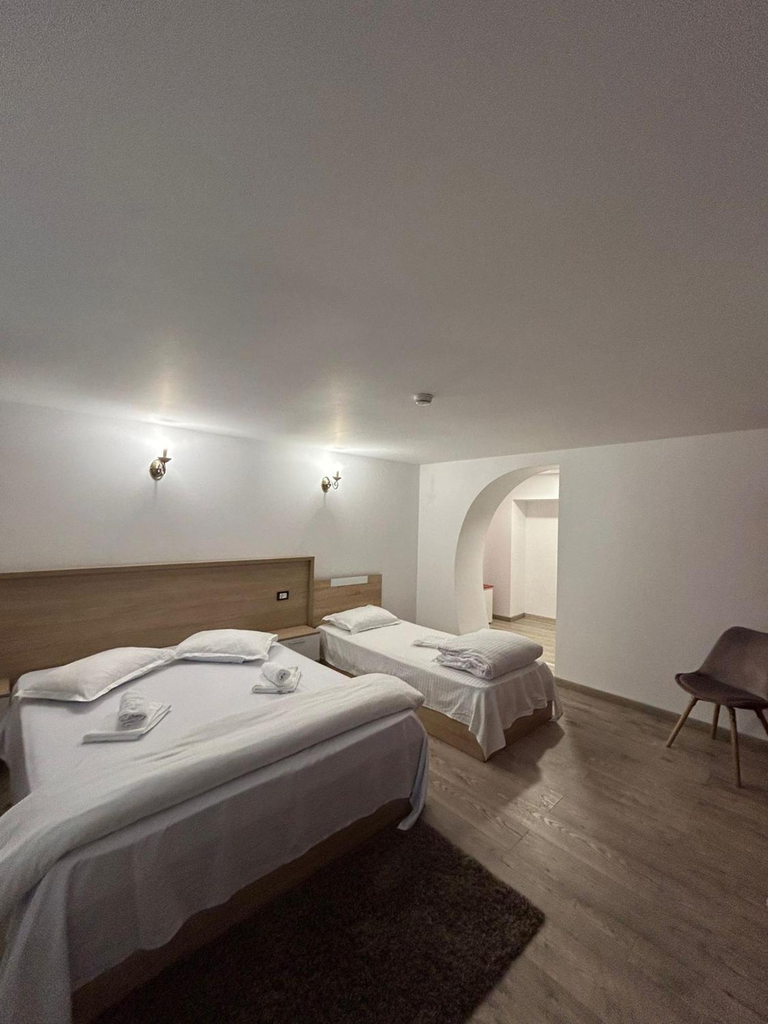 Hotel Complex Zeus Leresti Esterno foto